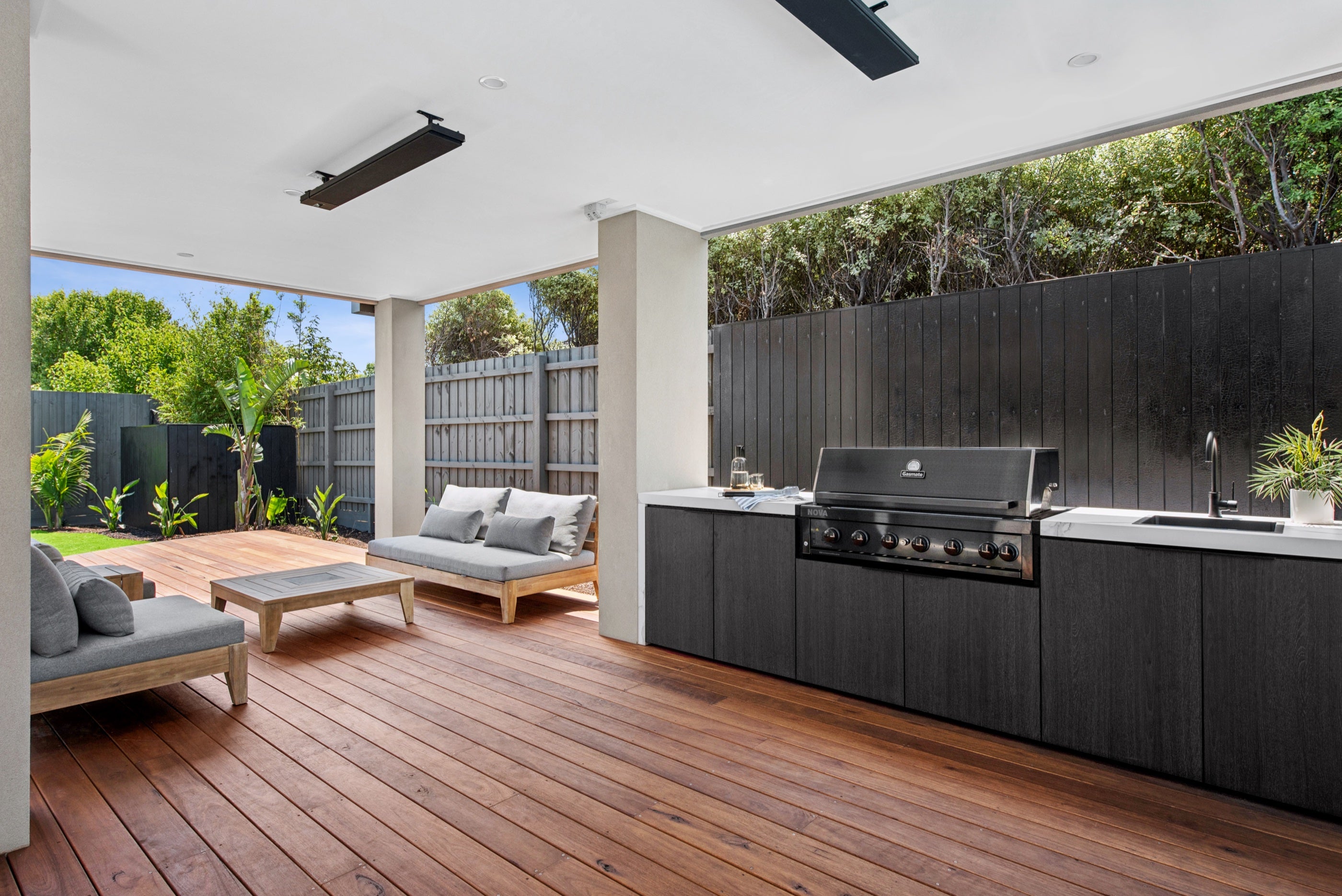 Cabinex outdoor kitchen and entertaining area